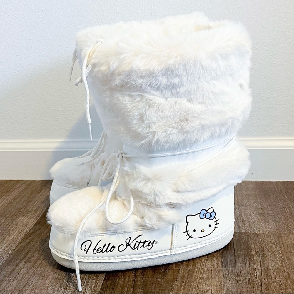 HELLO KITTY x Forever 21 Fluffy White Snow Boots